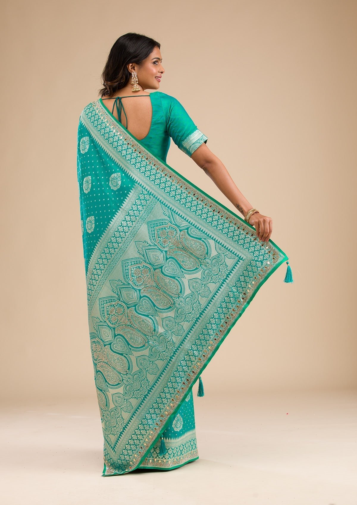 Bravix Elegant Rama Green Banarasi Silk Saree with Exquisite Zariwork